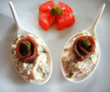 cucharitas de quesoo, alcaparras y anchoas