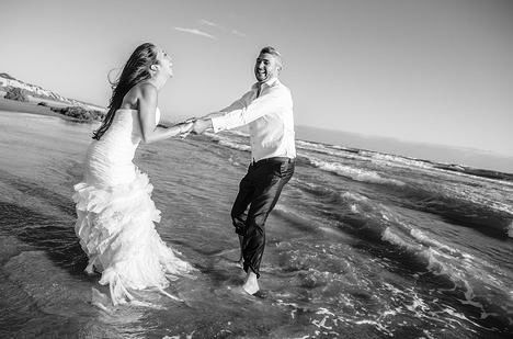 Novios-playa-agua-risa