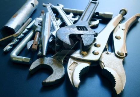 10460798-antiguo-utilizado-herramientas-bricolaje-sobre-fondo-negro