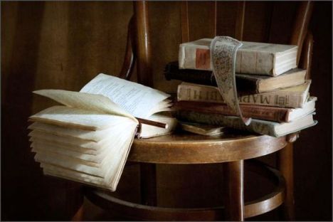 25-Libros sobre la silla (3)-blg